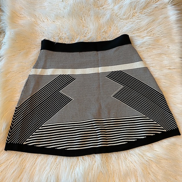 Olive & Oak black and white geo pattern mini skirt - Picture 6 of 7